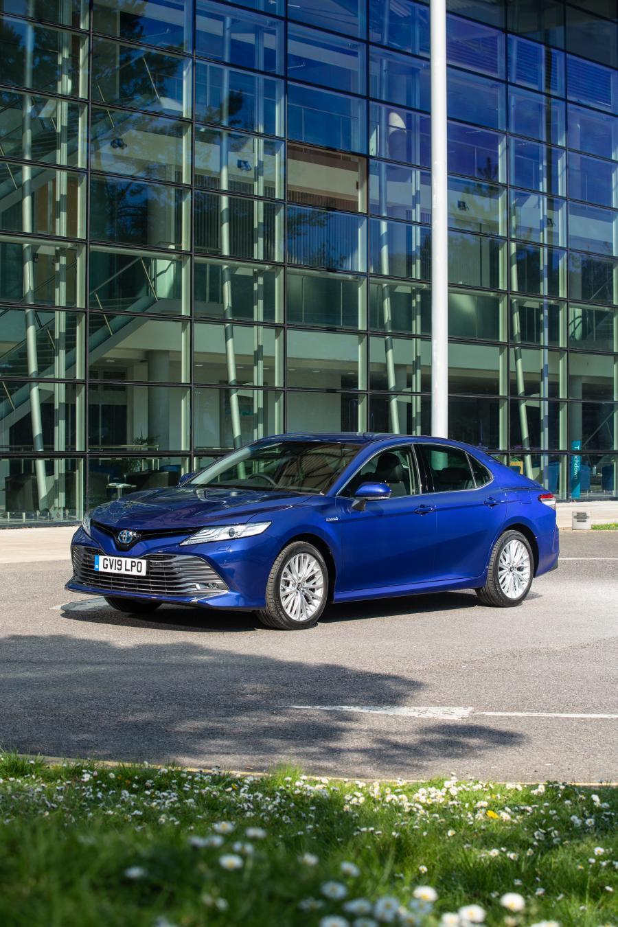  Toyota Camry Hybrid 2019 года  (UK) (фото 2 из 40)